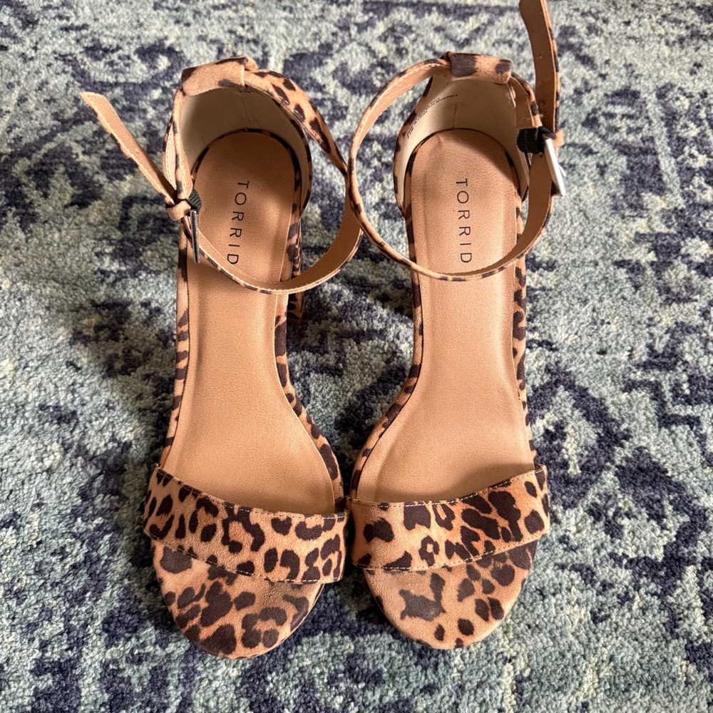 Torrid Leopard Print Sandal Heels With Strap & Buckle Closure Size 9.5W - Picture 2 of 7